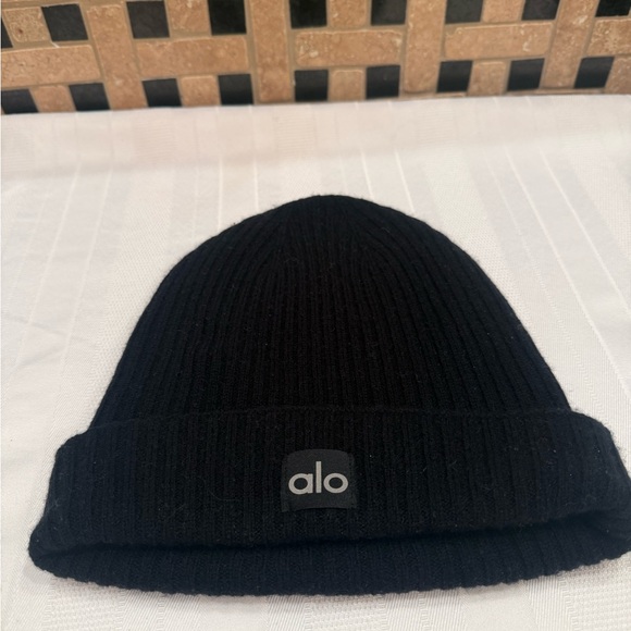 ALO Yoga Accessories - NWOT ALO Yoga Dark Ribbed Knit Hat